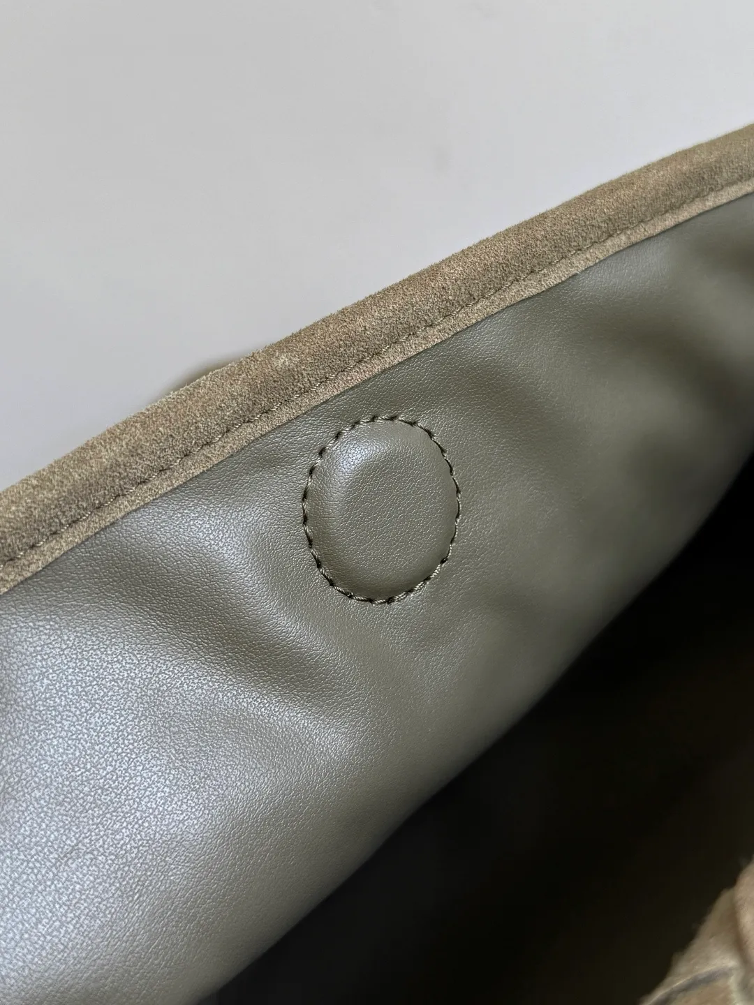 Batch 2160 Recently, I seem to be obsessed with this bag from BV~ The new Hop is really not too beautiful. The whole bag has no seams. The bag body and handles are made of one piece of leather. It embodies the style and essence of Bottega Veneta. It truly represents craftsmanship and creativity. The large size has a very loose and lazy upper body. Big bag lovers will definitely not regret buying it. Style number: 763970 Size: 53*24*13